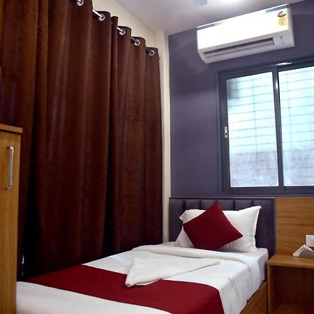 Vogue Cabin Stay Near Nesco Bombay Exhibition Centre Exteriör bild