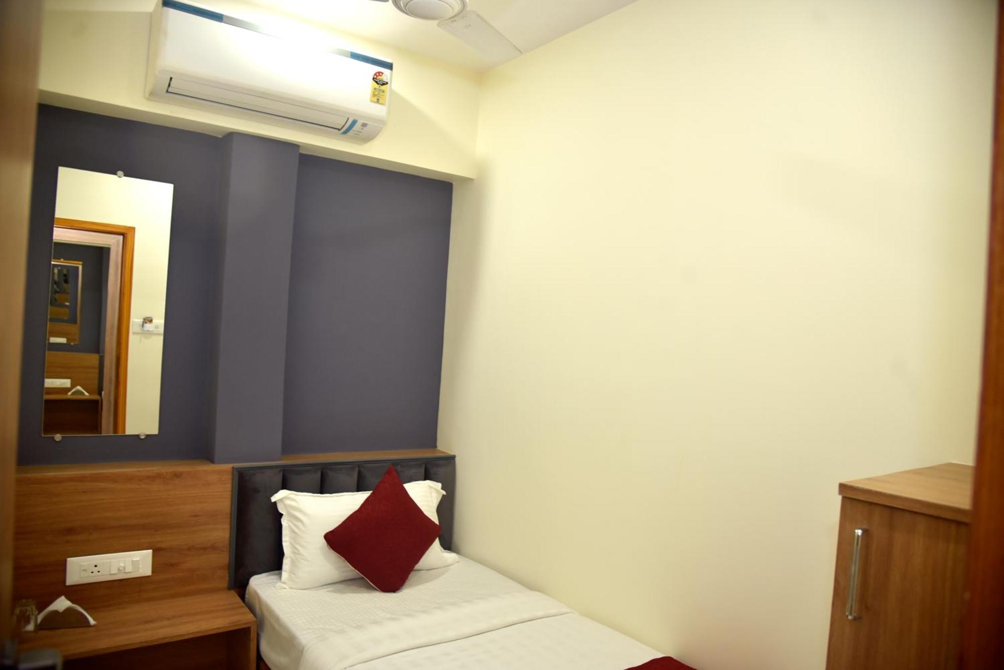 Vogue Cabin Stay Near Nesco Bombay Exhibition Centre Exteriör bild